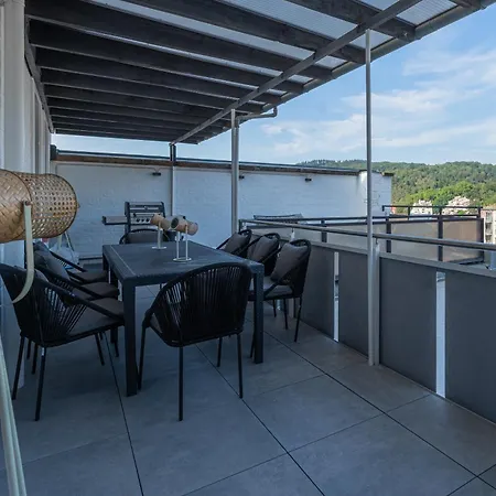 Apartment Lit Living - Luxury Penthouse - Box Spring