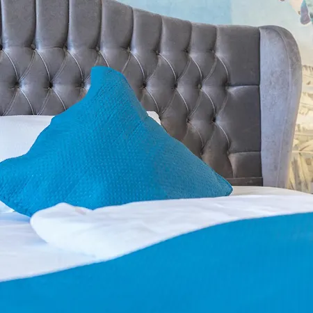 Lit Living - Luxury Penthouse - Box Spring Apartment *